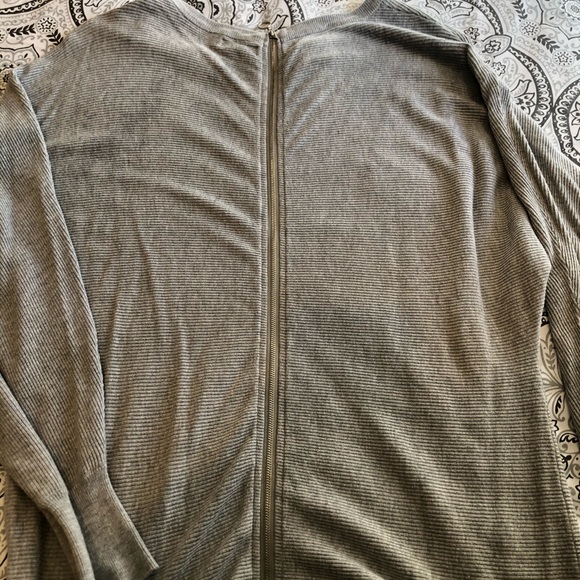 Fancy gray long sleeve top - Picture 4 of 5